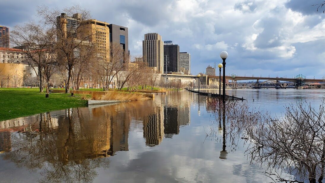 Mississippi River flooding closes roads, parks