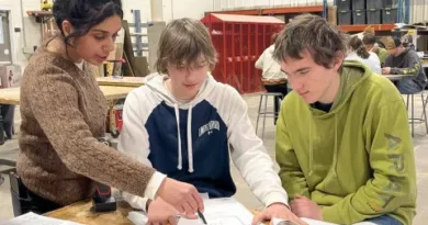 Just Housing’s Leah Karmaker teaches local students about high-performance building design. Photo Courtesy CERTs.