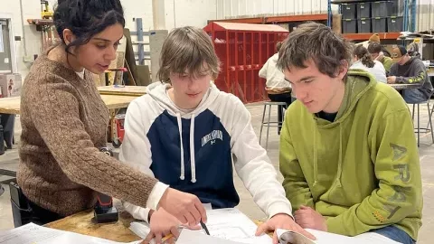 Just Housing’s Leah Karmaker teaches local students about high-performance building design. Photo Courtesy CERTs.